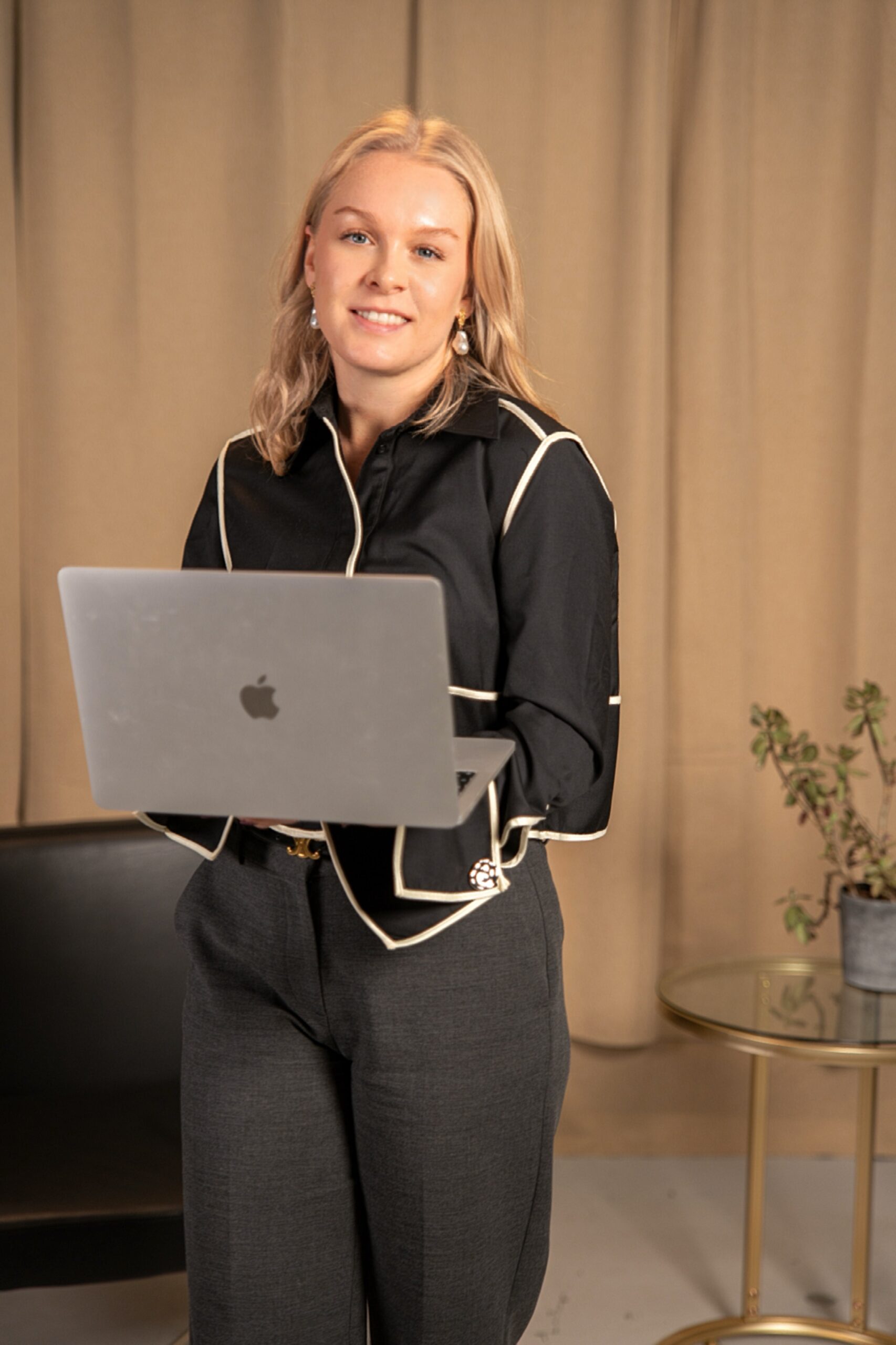 Ida Bisbo, pharma consultant and digital strategist at IBNordica, holding a laptop and engaging with viewers